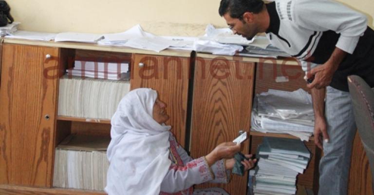 عجوز في مكتب للبريد للحصول على دعم المحروقات عجوز في مكتب للبريد للحصول على دعم المحروقات