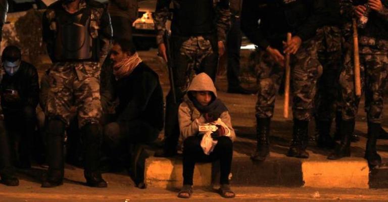 طفل يبيع العلكة خلال احتجاجات على ارتفاع الأسعار- محمد ابو غوش/فيسبوك طفل يبيع العلكة خلال احتجاجات على ارتفاع الأسعار- محمد ابو غوش/فيسبوك