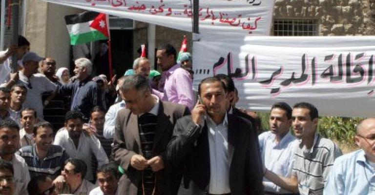 موظفو الاحصاءات يعتصمون احتجاجاً على انذار 250 موظفاً موظفو الاحصاءات يعتصمون احتجاجاً على انذار 250 موظفاً