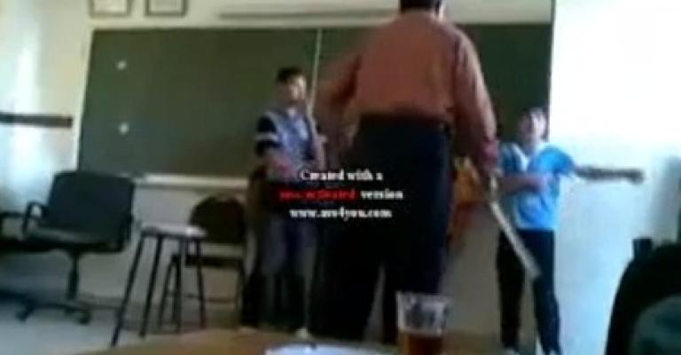 "ذبحتونا": غرفة مدير إحدى المدراس تتحول لغرفة تعذيب للطلبة - فيديو