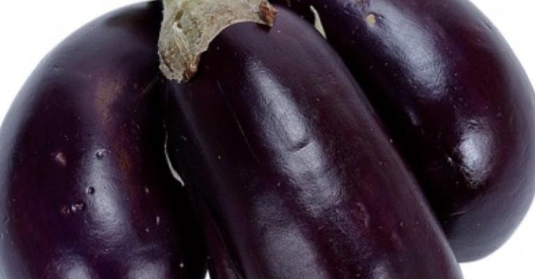 مزارعون يلقون الباذنجان احتجاجاً على تدني اسعاره 