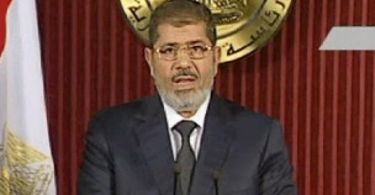مرسي يدعو للحوار ويتمسك بالاستفتاء