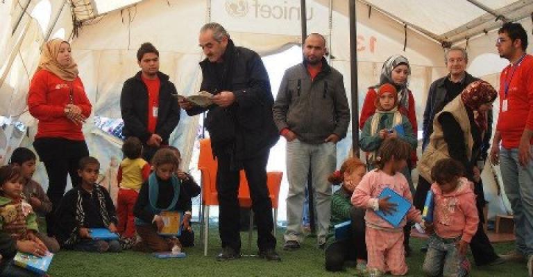 الفنان زهير النوباني يقرأ قصص لأطفال مخيم الزعتري الفنان زهير النوباني يقرأ قصص لأطفال مخيم الزعتري