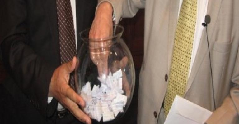 تسجيل 21 قائمة وطنية وإجراء قرعة بين 15 تسجيل 21 قائمة وطنية وإجراء قرعة بين 15