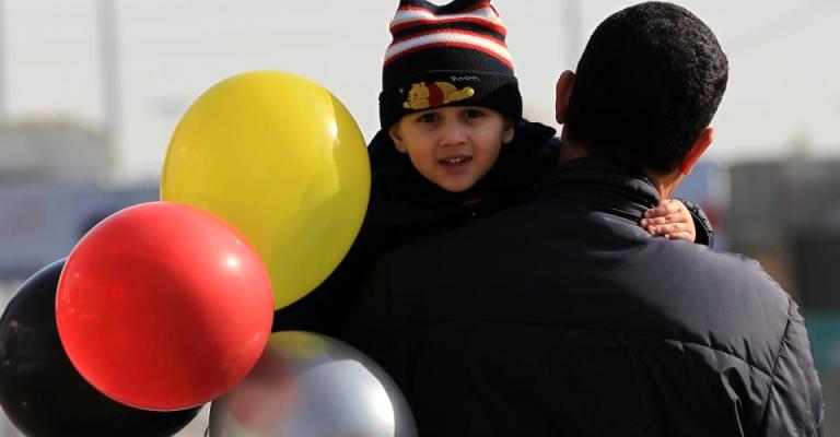 طفل يلهو بالبالونات خلال عيد الميلاد- عدسة محمد ابو غوش/ فيسبوك