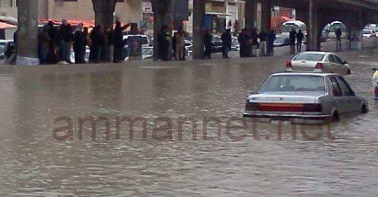 اغلاق دوار صويلح نتيجة لتجمع مياه الامطار 