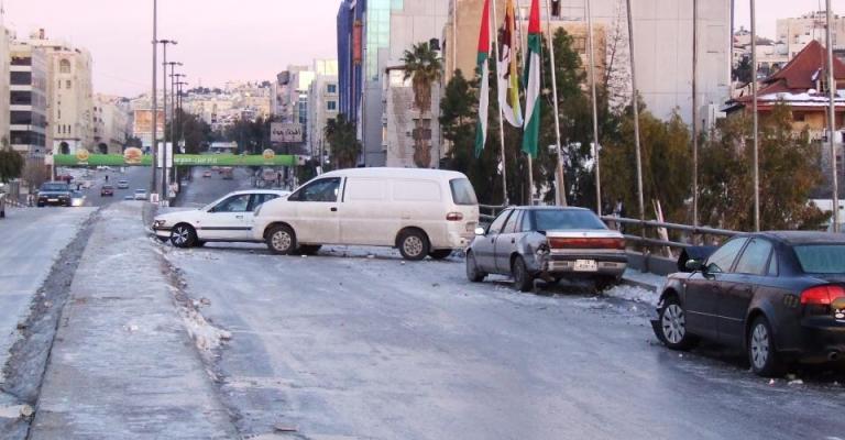 حادث على جسر المدينه الرياضيه نتيجة للصقيع- عدسة فارس خليفة/ فيسبوك حادث على جسر المدينه الرياضيه نتيجة للصقيع- عدسة فارس خليفة/ فيسبوك