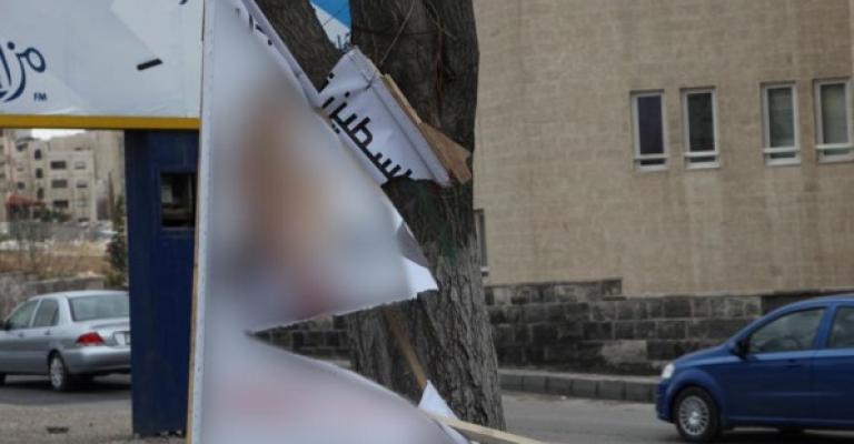 مرشحون يعيدون ما أتلفه المنخفض من دعايتهم الانتخابية-فيديو