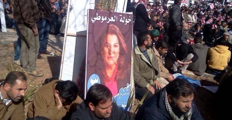 اعتصام المقاطعين على دوار فراس محاط بصور المرشحين اعتصام المقاطعين على دوار فراس محاط بصور المرشحين