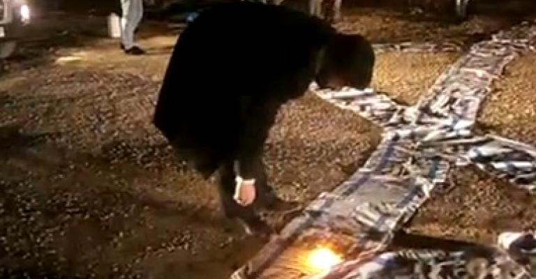 مرشح يحرق 100 علم اسرائيلي- فيديو 