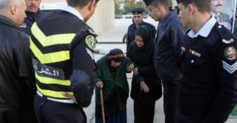 رجال الامن يساعدون سيدة للوصول الى صندوق الاقتراع- المصدر الامن العام