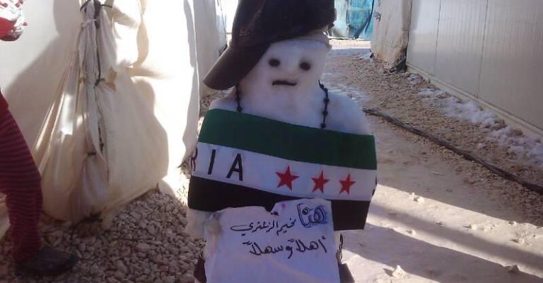 رجل الثلج يرحب بضيوف الزعتري