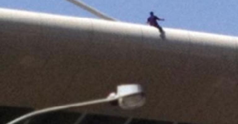 احباط محاولة انتحار شاب من فوق جسر عبدون احباط محاولة انتحار شاب من فوق جسر عبدون