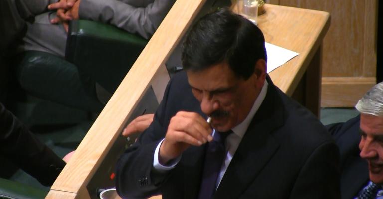 سعد هايل سرور يدخن بعد اعلان فوزه برئاسة المجلس- عدسة غسان فرج 