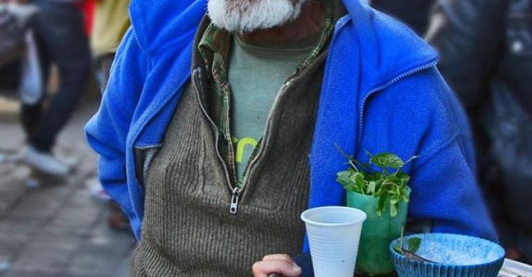 بائع شاي في وسط البلد- عدسة احمد عبده/ فيسبوك 