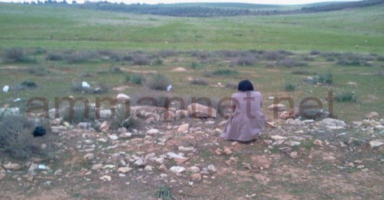 لاجئة سورية تنظر إلى بلادها عن بعد - عدسة محمد العرسان