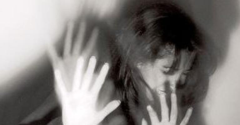 طفلة معنفة تلجأ إلى حديقة فيتسبب البرد ببتر أصابعها طفلة معنفة تلجأ إلى حديقة فيتسبب البرد ببتر أصابعها