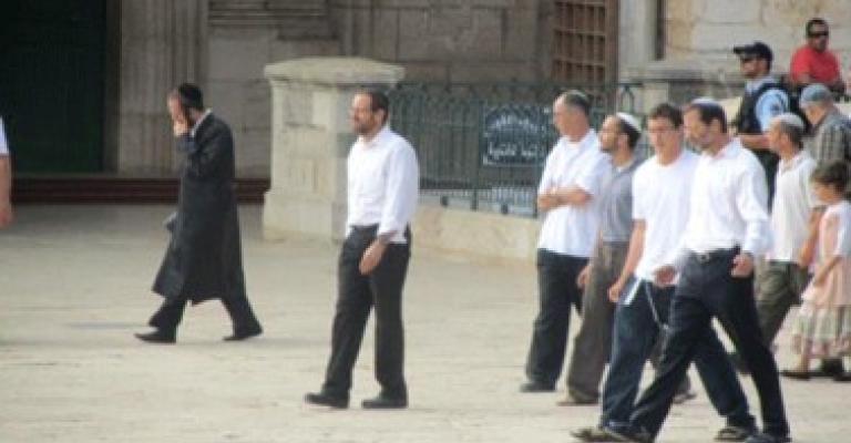 متشددون يهود يقتحمون باحات الأقصى 