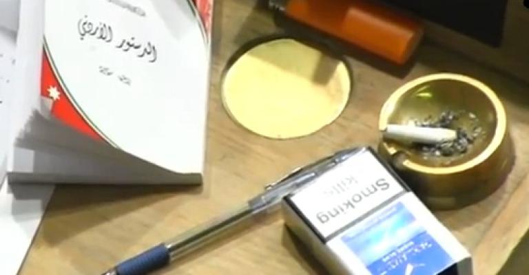 النواب يخالفون القانون بسجائرهم- فيديو 