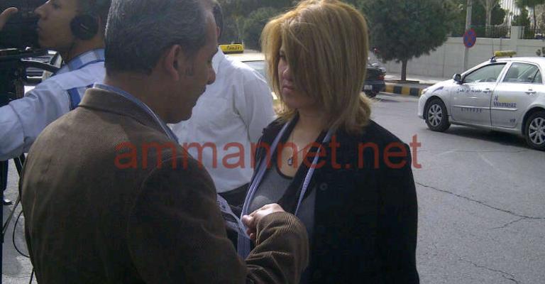 النائب رولى الحروب اثناء تواجدها باعتصام امام مجلس النواب- عدسة احمد ابو حمد 