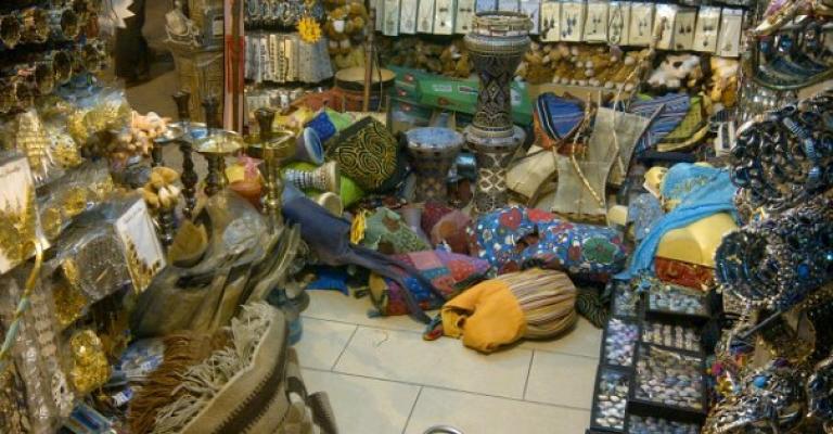 مشادات كلامية مع أصحاب محال وسط البلد بعد إزالة بساطتهم مشادات كلامية مع أصحاب محال وسط البلد بعد إزالة بساطتهم