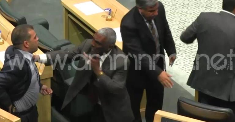 النائب شادي العدوان يحاول إشهار مسدسه على النائب زيد الشوابكة- عدسة غسان فرج 