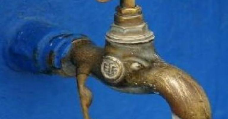 عمال المياومة يقطعون المياه عن العاصمة