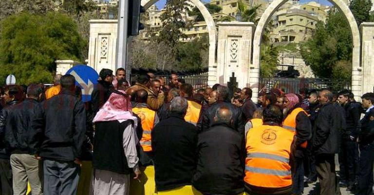 المتقاعدون العسكريون في الموانئ امام الديوان 