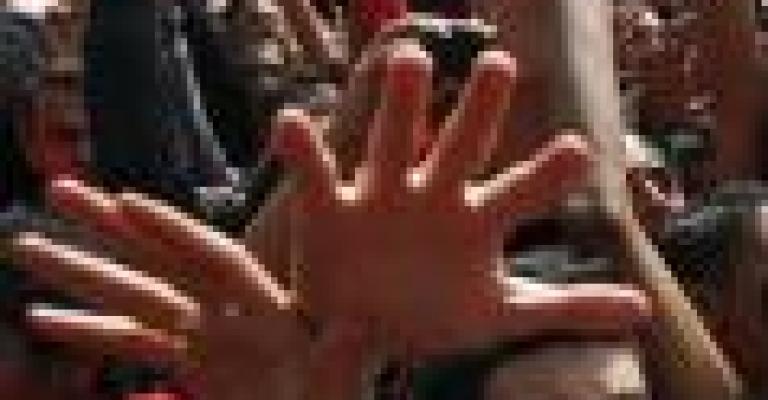 محتجون يحاولون وقف الملاحة في قناة السويس محتجون يحاولون وقف الملاحة في قناة السويس