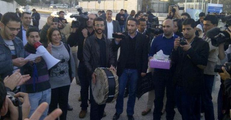 كعكة أمام الرئاسة احتفاء بعودة النسور - صور