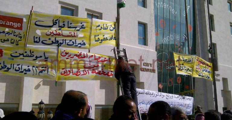 متضررو اورنج يعتصمون امام مركز المبيعات 