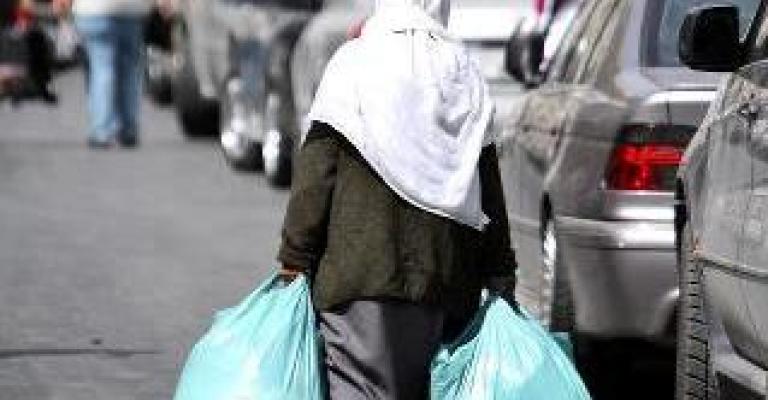 سيدة تسير في وسط البلد- عدسة حمزة مزرعاوي سيدة تسير في وسط البلد- عدسة حمزة مزرعاوي