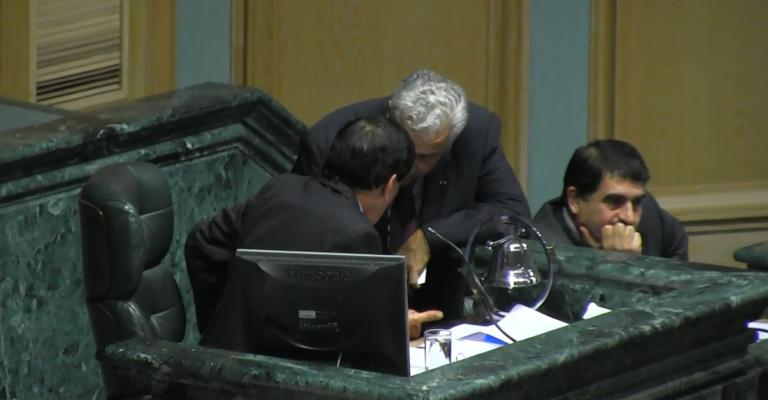 رئيس الوزراء يستأذن رئيس مجلس النواب لمغادرة الجلسة - عدسة غسان فرج رئيس الوزراء يستأذن رئيس مجلس النواب لمغادرة الجلسة - عدسة غسان فرج