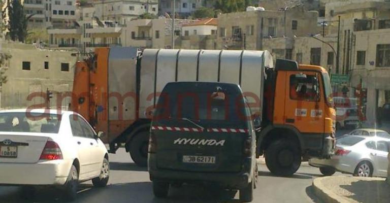 سيارة تابعة للامانة تقوم بالتفاف مخالف وتغلق 3 مسارب عند اشارة مدرسة سمير الرفاعي - عدسة محمد ريان سيارة تابعة للامانة تقوم بالتفاف مخالف وتغلق 3 مسارب عند اشارة مدرسة سمير الرفاعي - عدسة محمد ريان