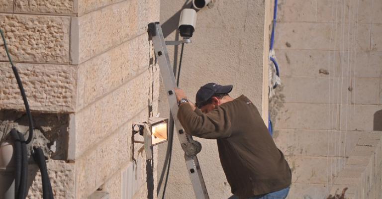 بالقدس: اعتداء على مرأى كاميرات المراقبة ولا محاسبة للجاني بالقدس: اعتداء على مرأى كاميرات المراقبة ولا محاسبة للجاني