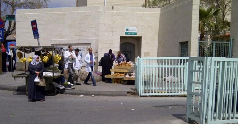 بسطات أمام أقسام "البشير".. وسيارات أجرة في طرقه - صور بسطات أمام أقسام "البشير".. وسيارات أجرة في طرقه - صور