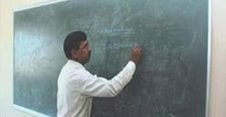 معلمو الاضافي ينتقدون واقعهم معلمو الاضافي ينتقدون واقعهم