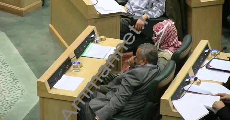 النائب رقيبات ملثما بزي عسكري حتى "لايشتم رائحة العدائية من الحكومة" النائب رقيبات ملثما بزي عسكري حتى "لايشتم رائحة العدائية من الحكومة"