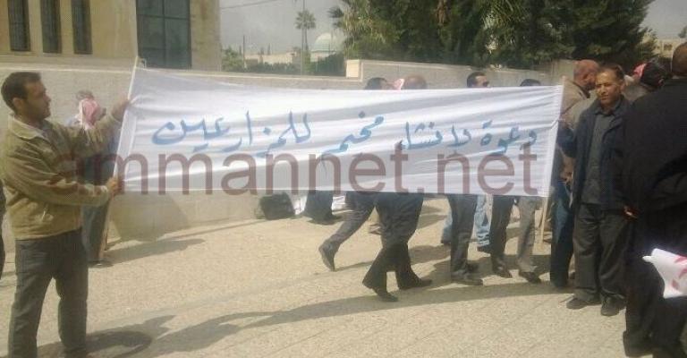 مزارعون امام الرئاسة : ارحل ارحل يا نسور مزارعون امام الرئاسة : ارحل ارحل يا نسور