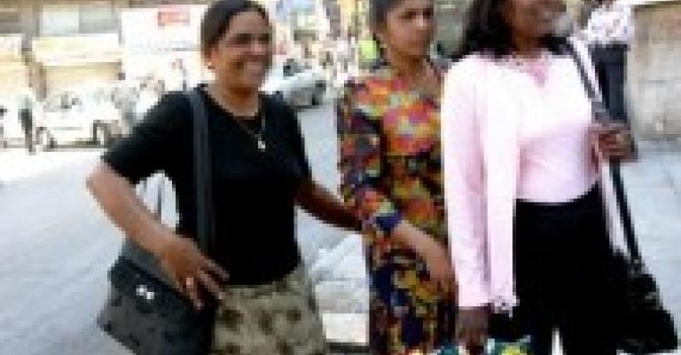 نقيب عمالي يتهم سفارات آسيوية بالاتجار بأبنائها العمال نقيب عمالي يتهم سفارات آسيوية بالاتجار بأبنائها العمال