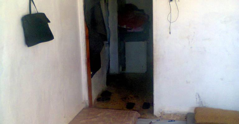 المخازن التجارية أصبحت مأوى للاجئين السوريين في المفرق المخازن التجارية أصبحت مأوى للاجئين السوريين في المفرق