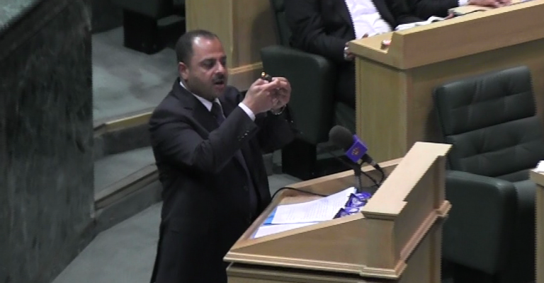 فيديو النائب أبو صعيليك يشعل النار بصخر زيتي تحت القبة ويهديه للنسور فيديو النائب أبو صعيليك يشعل النار بصخر زيتي تحت القبة ويهديه للنسور