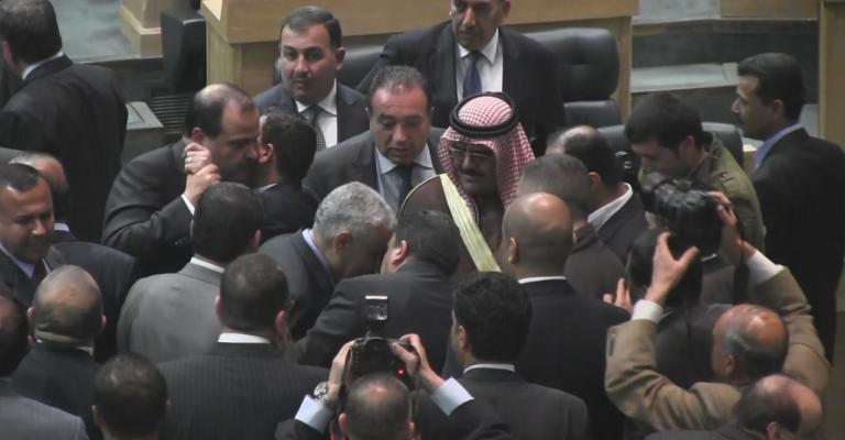 فيديو: حكومة النسور تفوز بثقة 82 نائبا (54%)..ومؤازرو النسور يرشقون نوابا بالمياه