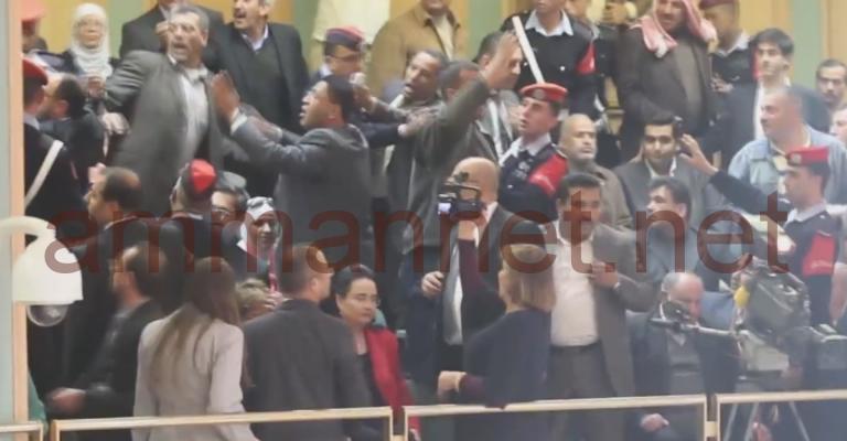 فوضى في شرفات مجلس النواب بعد حصول الحكومة على الثقة- عدسة غسان فرج فوضى في شرفات مجلس النواب بعد حصول الحكومة على الثقة- عدسة غسان فرج