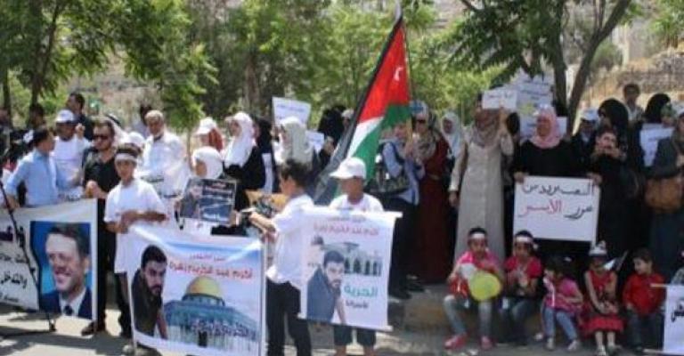 أهالي الأسرى في اعتصامهم السادس أمام الديوان أهالي الأسرى في اعتصامهم السادس أمام الديوان