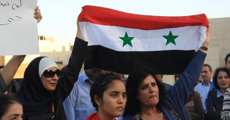 رفضاَ للعدوان على سوريا..ناشطون أمام السفارة الاسرائيلية- صور