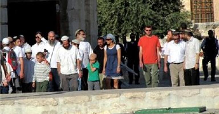 لليوم الثاني.. عشرات المستوطنين يقتحمون الاقصى ومنع المسلمين من دخوله