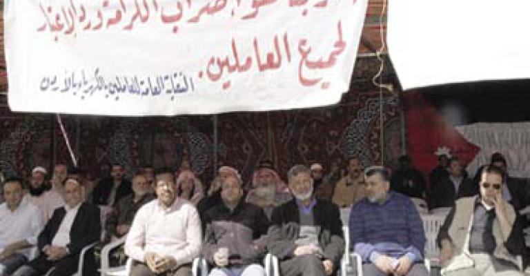 استمرار إضرابات عن العمل بانتظار تحقيق المطالب استمرار إضرابات عن العمل بانتظار تحقيق المطالب