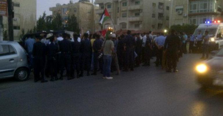 مواجهات بين الأمن ومعتصمين أمام السفارة الاسرائيلية مواجهات بين الأمن ومعتصمين أمام السفارة الاسرائيلية