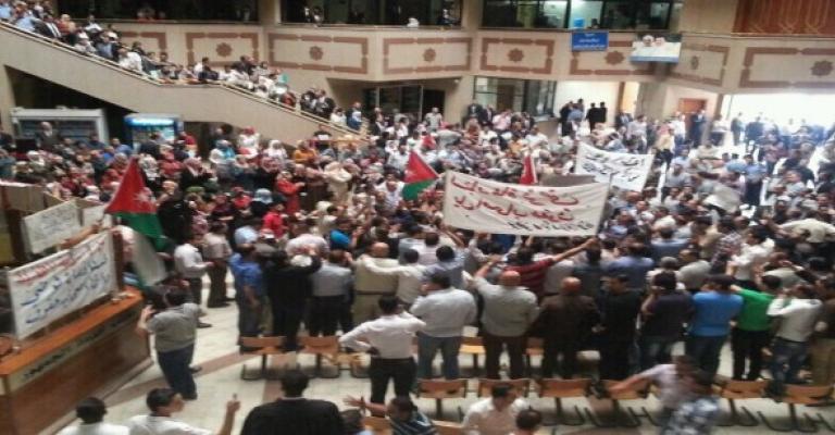 موظفو العدل يعلنون استقبال معاملات عدم المحكومية واخلاء السبيل موظفو العدل يعلنون استقبال معاملات عدم المحكومية واخلاء السبيل